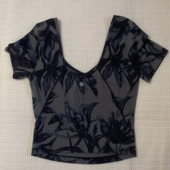 Lululemon crop shirt - Picture 2 of 4